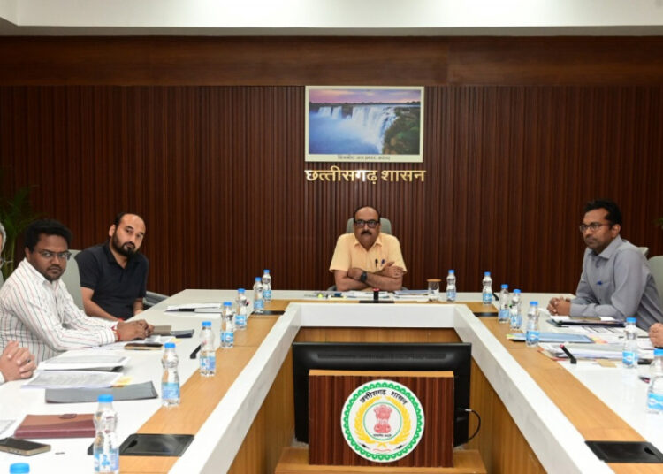 रायपुर : ग्रामोद्योग विभाग के अधिकारियों ने तकनीकी वस्त्र मिशन के संबंध में दिया प्रस्तुतिकरण