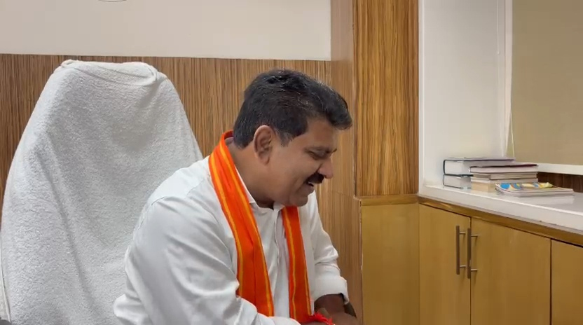 रायपुर : कवर्धा मेडिकल कॉलेज में प्रवेश लेने वाले जिले के प्रथम छात्र हिमांशु को उप मुख्यमंत्री श्री विजय शर्मा ने फोन कर दी बधाई एवं शुभकामनाएं