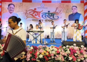 खरकट्टा-कोडेकेला मार्ग के निर्माण के लिए 6.30 करोड़ रुपये से अधिक की प्रशासकीय स्वीकृति  6.20 किलोमीटर सड़क का पुल-पुलिया सहित होगा निर्माण, ग्रामीण क्षेत्रों की कनेक्टिविटी होगी मजबूत  रायपुर, 02 सितंबर 2026  मुख्यमंत्री श्री विष्णुदेव साय के नेतृत्व में जशपुर जिले के ग्रामीण एवं सुदूर क्षेत्रों में सड़क अधोसंरचना को मजबूत करने की दिशा में राज्य सरकार द्वारा लगातार महत्वपूर्ण कदम उठाए जा रहे हैं। इसी क्रम में वर्ष 2025-26 के बजट में शामिल खरकट्टा से कोडेकेला पहुंच मार्ग के निर्माण के लिए 6 करोड़ 30 लाख 81 हजार रुपये की प्रशासकीय स्वीकृति प्रदान की गई है।  स्वीकृत परियोजना के तहत 6.20 किलोमीटर लंबी सड़क का पुल-पुलिया सहित निर्माण किया जाएगा। इस मार्ग के निर्माण से ग्रामीण क्षेत्रों की मुख्य मार्गों से कनेक्टिविटी बेहतर होगी और क्षेत्रवासियों को वर्षभर सुगम एवं सुरक्षित आवागमन की सुविधा मिलेगी। विशेषकर बरसात के दौरान आवागमन में आने वाली कठिनाइयों को दूर करने में पुल-पुलिया सहित सड़क निर्माण महत्वपूर्ण साबित होगा।  मुख्यमंत्री श्री विष्णुदेव साय के नेतृत्व में राज्य सरकार द्वारा ग्रामीण क्षेत्रों तक मजबूत सड़क नेटवर्क पहुंचाने को प्राथमिकता दी जा रही है। बेहतर सड़कें गांवों को केवल मुख्य मार्गों से जोड़ने का माध्यम नहीं हैं, बल्कि इनके माध्यम से शिक्षा, स्वास्थ्य, रोजगार, कृषि और व्यापार जैसी आवश्यक सेवाओं तक लोगों की पहुंच भी आसान होती है। सड़क संपर्क मजबूत होने से ग्रामीण अर्थव्यवस्था को गति मिलती है और विकास की संभावनाएं भी व्यापक होती हैं।  कृषि, शिक्षा और स्वास्थ्य सुविधाओं तक पहुंच होगी आसान  खरकट्टा-कोडेकेला मार्ग के निर्माण से क्षेत्र के किसानों को अपनी कृषि उपज को बाजार तक पहुंचाने में सुविधा होगी। विद्यार्थियों को शिक्षण संस्थानों तक आवागमन में सहूलियत मिलेगी, वहीं मरीजों एवं उनके परिजनों को स्वास्थ्य केंद्रों और अन्य आवश्यक सेवाओं तक पहुंचने में आसानी होगी। सड़क निर्माण से स्थानीय व्यापारिक गतिविधियों को भी बढ़ावा मिलने की संभावना है।  पुल-पुलिया सहित सड़क का निर्माण होने से वर्षा ऋतु में जलभराव एवं मार्ग बाधित होने जैसी समस्याओं से राहत मिलेगी। इससे ग्रामीणों को पूरे वर्ष बेहतर परिवहन सुविधा उपलब्ध होगी तथा गांवों और आसपास के प्रमुख क्षेत्रों के बीच संपर्क और अधिक मजबूत होगा।  क्षेत्रवासियों ने मुख्यमंत्री श्री विष्णुदेव साय का जताया आभार  खरकट्टा से कोडेकेला मार्ग के निर्माण के लिए मिली स्वीकृति पर क्षेत्रवासियों ने मुख्यमंत्री श्री विष्णुदेव साय के प्रति आभार व्यक्त किया है। ग्रामीणों ने कहा कि इस सड़क के निर्माण से लंबे समय से आवागमन से जुड़ी समस्याओं का समाधान होगा और लोगों को बेहतर सड़क सुविधा मिल सकेगी।  क्षेत्रवासियों ने कहा कि सड़क निर्माण से न केवल आवागमन सुगम होगा, बल्कि क्षेत्र में कृषि, व्यापार, शिक्षा और रोजगार से जुड़ी गतिविधियों को भी नई गति मिलेगी। उन्होंने उम्मीद जताई कि इस महत्वपूर्ण सड़क परियोजना के पूर्ण होने से ग्रामीण क्षेत्रों के विकास को नई दिशा मिलेगी और लोगों का जीवन अधिक सुगम एवं सुविधाजनक बनेगा।