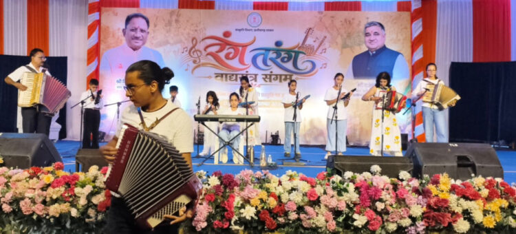 खरकट्टा-कोडेकेला मार्ग के निर्माण के लिए 6.30 करोड़ रुपये से अधिक की प्रशासकीय स्वीकृति  6.20 किलोमीटर सड़क का पुल-पुलिया सहित होगा निर्माण, ग्रामीण क्षेत्रों की कनेक्टिविटी होगी मजबूत  रायपुर, 02 सितंबर 2026  मुख्यमंत्री श्री विष्णुदेव साय के नेतृत्व में जशपुर जिले के ग्रामीण एवं सुदूर क्षेत्रों में सड़क अधोसंरचना को मजबूत करने की दिशा में राज्य सरकार द्वारा लगातार महत्वपूर्ण कदम उठाए जा रहे हैं। इसी क्रम में वर्ष 2025-26 के बजट में शामिल खरकट्टा से कोडेकेला पहुंच मार्ग के निर्माण के लिए 6 करोड़ 30 लाख 81 हजार रुपये की प्रशासकीय स्वीकृति प्रदान की गई है।  स्वीकृत परियोजना के तहत 6.20 किलोमीटर लंबी सड़क का पुल-पुलिया सहित निर्माण किया जाएगा। इस मार्ग के निर्माण से ग्रामीण क्षेत्रों की मुख्य मार्गों से कनेक्टिविटी बेहतर होगी और क्षेत्रवासियों को वर्षभर सुगम एवं सुरक्षित आवागमन की सुविधा मिलेगी। विशेषकर बरसात के दौरान आवागमन में आने वाली कठिनाइयों को दूर करने में पुल-पुलिया सहित सड़क निर्माण महत्वपूर्ण साबित होगा।  मुख्यमंत्री श्री विष्णुदेव साय के नेतृत्व में राज्य सरकार द्वारा ग्रामीण क्षेत्रों तक मजबूत सड़क नेटवर्क पहुंचाने को प्राथमिकता दी जा रही है। बेहतर सड़कें गांवों को केवल मुख्य मार्गों से जोड़ने का माध्यम नहीं हैं, बल्कि इनके माध्यम से शिक्षा, स्वास्थ्य, रोजगार, कृषि और व्यापार जैसी आवश्यक सेवाओं तक लोगों की पहुंच भी आसान होती है। सड़क संपर्क मजबूत होने से ग्रामीण अर्थव्यवस्था को गति मिलती है और विकास की संभावनाएं भी व्यापक होती हैं।  कृषि, शिक्षा और स्वास्थ्य सुविधाओं तक पहुंच होगी आसान  खरकट्टा-कोडेकेला मार्ग के निर्माण से क्षेत्र के किसानों को अपनी कृषि उपज को बाजार तक पहुंचाने में सुविधा होगी। विद्यार्थियों को शिक्षण संस्थानों तक आवागमन में सहूलियत मिलेगी, वहीं मरीजों एवं उनके परिजनों को स्वास्थ्य केंद्रों और अन्य आवश्यक सेवाओं तक पहुंचने में आसानी होगी। सड़क निर्माण से स्थानीय व्यापारिक गतिविधियों को भी बढ़ावा मिलने की संभावना है।  पुल-पुलिया सहित सड़क का निर्माण होने से वर्षा ऋतु में जलभराव एवं मार्ग बाधित होने जैसी समस्याओं से राहत मिलेगी। इससे ग्रामीणों को पूरे वर्ष बेहतर परिवहन सुविधा उपलब्ध होगी तथा गांवों और आसपास के प्रमुख क्षेत्रों के बीच संपर्क और अधिक मजबूत होगा।  क्षेत्रवासियों ने मुख्यमंत्री श्री विष्णुदेव साय का जताया आभार  खरकट्टा से कोडेकेला मार्ग के निर्माण के लिए मिली स्वीकृति पर क्षेत्रवासियों ने मुख्यमंत्री श्री विष्णुदेव साय के प्रति आभार व्यक्त किया है। ग्रामीणों ने कहा कि इस सड़क के निर्माण से लंबे समय से आवागमन से जुड़ी समस्याओं का समाधान होगा और लोगों को बेहतर सड़क सुविधा मिल सकेगी।  क्षेत्रवासियों ने कहा कि सड़क निर्माण से न केवल आवागमन सुगम होगा, बल्कि क्षेत्र में कृषि, व्यापार, शिक्षा और रोजगार से जुड़ी गतिविधियों को भी नई गति मिलेगी। उन्होंने उम्मीद जताई कि इस महत्वपूर्ण सड़क परियोजना के पूर्ण होने से ग्रामीण क्षेत्रों के विकास को नई दिशा मिलेगी और लोगों का जीवन अधिक सुगम एवं सुविधाजनक बनेगा।