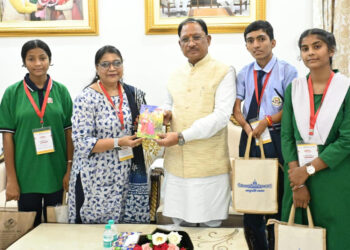 रायपुर : राष्ट्रपति से भेंट कर लौटे प्रतिभावान विद्यार्थियों ने मुख्यमंत्री श्री विष्णु देव साय से की सौजन्य मुलाकात