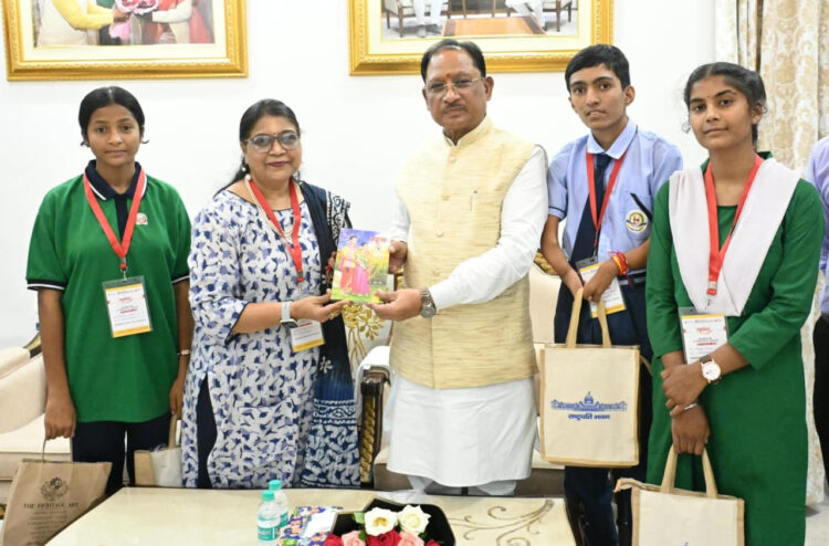 रायपुर : राष्ट्रपति से भेंट कर लौटे प्रतिभावान विद्यार्थियों ने मुख्यमंत्री श्री विष्णु देव साय से की सौजन्य मुलाकात