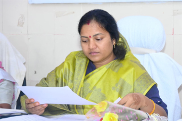 रायपुर : जनहित के कार्यों को प्राथमिकता देते हुए मंत्री लक्ष्मी राजवाड़े ने ओड़गी में विकास कार्यों की समीक्षा की