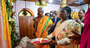 रायपुर : राष्ट्रपति श्रीमती द्रौपदी मुर्मु ने माँ दंतेश्वरी की पूजा-अर्चना कर देशवासियों की सुख-समृद्धि और खुशहाली की कामना की