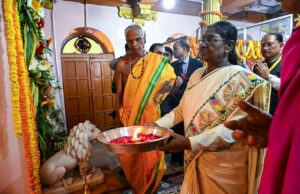 रायपुर : राष्ट्रपति श्रीमती द्रौपदी मुर्मु ने माँ दंतेश्वरी की पूजा-अर्चना कर देशवासियों की सुख-समृद्धि और खुशहाली की कामना की