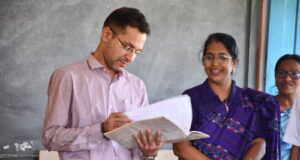 कलेक्टर आदित्य सिंह ने आंगनवाड़ी केंद्रों का किया औचक निरीक्षण, बच्चों के पोषण और टीकाकरण पर दिया जोर