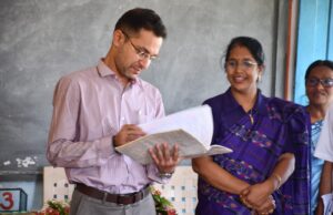 कलेक्टर आदित्य सिंह ने आंगनवाड़ी केंद्रों का किया औचक निरीक्षण, बच्चों के पोषण और टीकाकरण पर दिया जोर