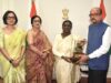 रायपुर : राष्ट्रपति श्रीमती द्रौपदी मुर्मु को राज्यपाल श्री रमेन डेका ने भेंट की पहाड़ी मैना की प्रतिकृति