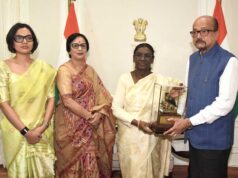 रायपुर : राष्ट्रपति श्रीमती द्रौपदी मुर्मु को राज्यपाल श्री रमेन डेका ने भेंट की पहाड़ी मैना की प्रतिकृति