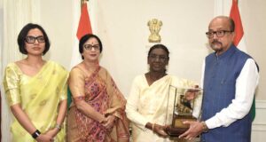 रायपुर : राष्ट्रपति श्रीमती द्रौपदी मुर्मु को राज्यपाल श्री रमेन डेका ने भेंट की पहाड़ी मैना की प्रतिकृति