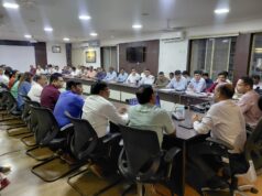 कलेक्टर श्री आदित्य सिंह ने ली सभी विभागों के अधिकारियों की बैठक