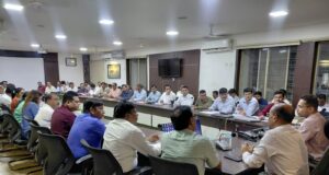 कलेक्टर श्री आदित्य सिंह ने ली सभी विभागों के अधिकारियों की बैठक