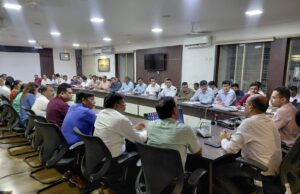 कलेक्टर श्री आदित्य सिंह ने ली सभी विभागों के अधिकारियों की बैठक