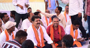 रायपुर : ग्रामीणों के बीच जमीन पर बैठकर उप मुख्यमंत्री ने किया आत्मीय संवाद, 74.80 लाख रुपए के विकास कार्यों की दी सौगात