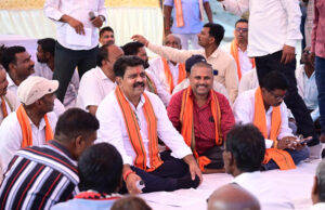 रायपुर : ग्रामीणों के बीच जमीन पर बैठकर उप मुख्यमंत्री ने किया आत्मीय संवाद, 74.80 लाख रुपए के विकास कार्यों की दी सौगात