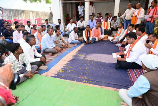 ’उपमुख्यमंत्री श्री विजय शर्मा ने ग्राम लोहझरी में ग्रामीणों के बीच बैठकर किया सीधा संवाद’