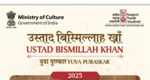 रायपुर : छत्तीसगढ़ की कला प्रतिभाओं ने राष्ट्रीय मंच पर लहराया परचम, केंद्रीय मंत्री श्री गजेन्द्र सिंह शेखावत ने जशपुर के डॉ. आनन्द पाण्डेय और सारंगढ़ के श्री घनश्याम साहू को किया सम्मानित