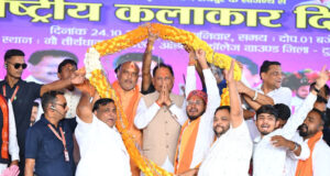 रायपुर : अंतर्राष्ट्रीय कलाकार दिवस पर बानबरद में आयोजित पंडवानी महासम्मेलन में शामिल हुए मुख्यमंत्री श्री विष्णुदेव साय