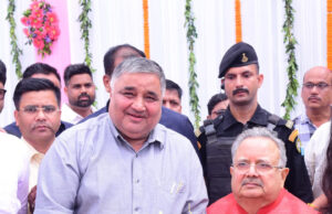 रायपुर : विधानसभा अध्यक्ष डॉ. रमन सिंह को जन्मदिन की बधाई देने पहुंचे पर्यटन मंत्री श्री राजेश अग्रवाल