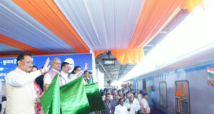 रायपुर : केंद्रीय रेल मंत्री श्री अश्विनी वैष्णव और मुख्यमंत्री श्री विष्णु देव साय ने रावघाट – रायपुर एवं रायपुर – कुरूद यात्री रेल सेवाओं को दिखाई हरी झंडी