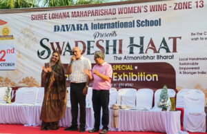 रायपुर में गांधी जयंती पर लगा ‘स्वदेशी हाट’:महिला कारोबारियों और स्व-सहायता समूहों ने लगाए स्टॉल, छत्तीसगढ़ की कला-संस्कृति की दिखी झलक