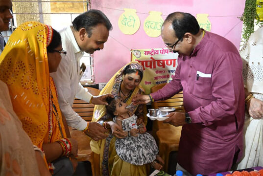 रायपुर : ‘बच्चों के अंदर अपना बचपना ढूंढता हूं…’ : जमीन पर बैठकर बच्चों संग खेले श्री अरुण साव
