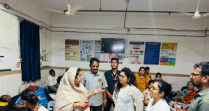 शहीद भगत सिंह जिला चिकित्सालय बालाघाट का पुनः औचक निरीक्षण किया गया,जिसमें जिला चिकित्सालय में मरीजों को मिलने वाली मूलभूत सुविधाएं,बेड और दवाई के स्टॉक अन्य सुविधाएं की जानकारी ली गई। मरीजों से संवाद कर उन्हें होने वाली तकलीफों,समस्याओं को भी सुनी।जिला चिकित्सालय के समस्त डाक्टरों की यह जवाबदेही है कि मरीजों को बेहतर इलाज मिले और मरीज,चिकित्सालय से स्वस्थ होकर अपने घर जाए। निरीक्षण के दौरान सम्बन्धित हॉस्पिटल प्रबंधन,अधिकारियों, कर्मचारियों को आवश्यक सुविधाओं को उपलब्ध कराने के लिए निर्देश दिए एवं परिजनों और मरीज का ध्यान रखने को कहा।